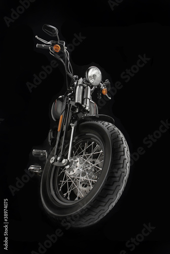 Motocicleta en fondo negro.