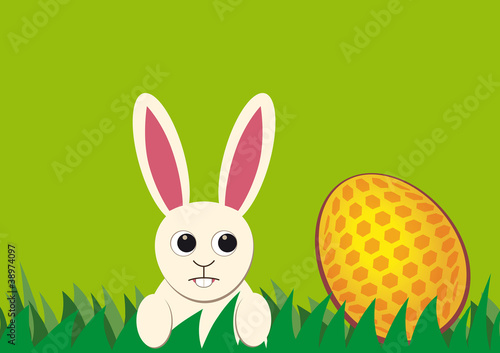 weißer Osterhase fasziniert von riesigem Osterei