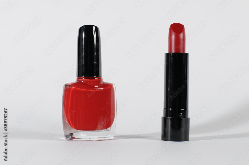 Roter Nagellack und Lippenstift Roter Nagellack und Lippenstift