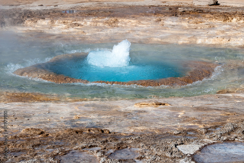 principio di eruzione di un Geyser in Islanda photo