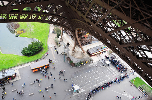 Long line queue at eiffel tower