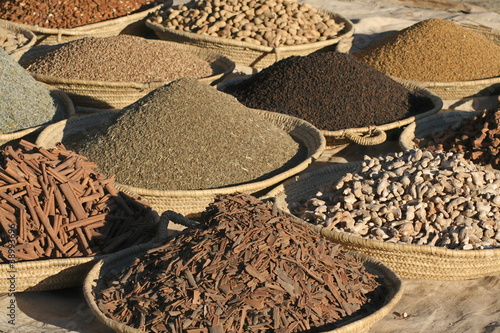 Fotografía Des paniers d'épices au marché