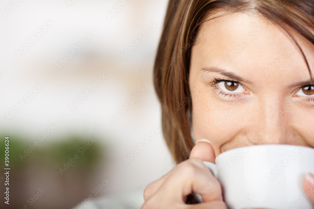 portrait einer lächelnden frau mit kaffee portrait einer lächelnden frau mit kaffee