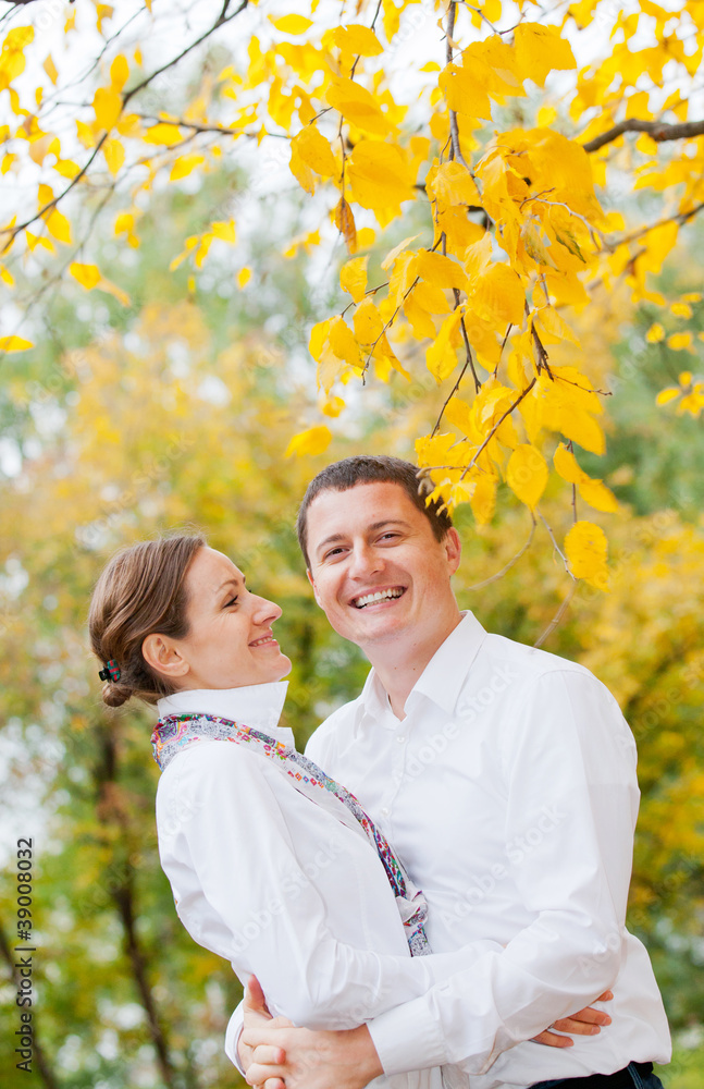 Naklejka premium Romantic young beautiful couple on autumn walk