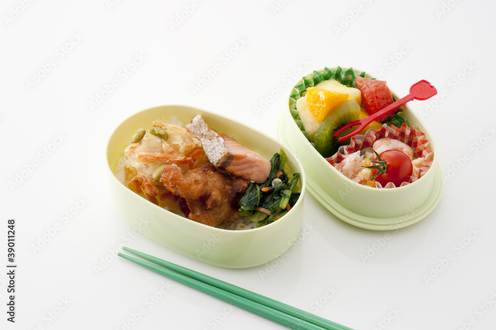 緑色の弁当箱とお箸 緑色の弁当箱とお箸