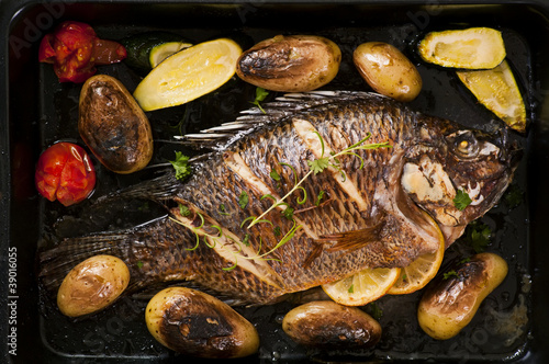 Fisch überbacken mit Gemüse photo