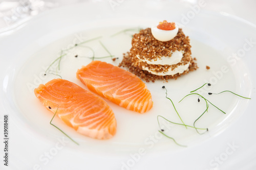 Salmon fillet with bread and caviar