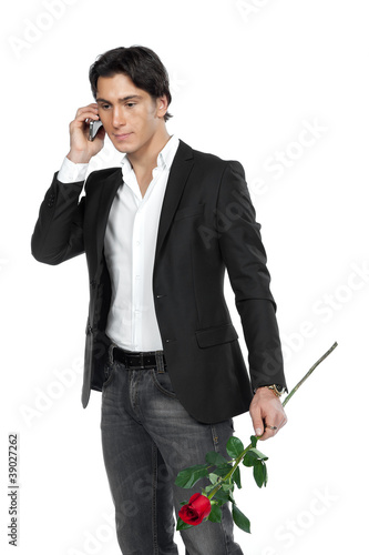 Портрет молодого бизнесмена с мобильным телефоном и розой