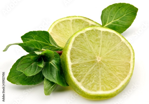 Limas con hojas de menta