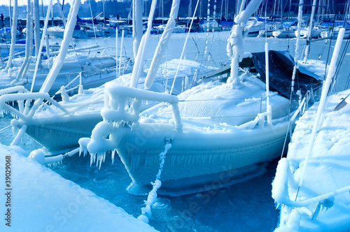 Segelboot im Winter photo