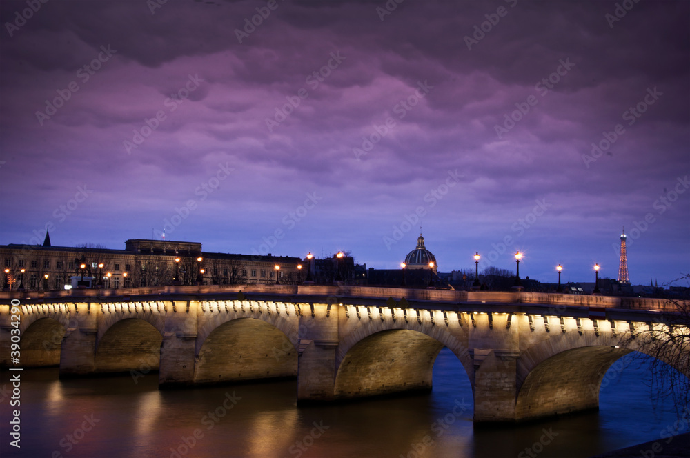 pont neuf à Paris la nuit