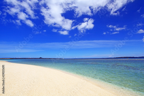 水納島の美しいビーチと夏の空