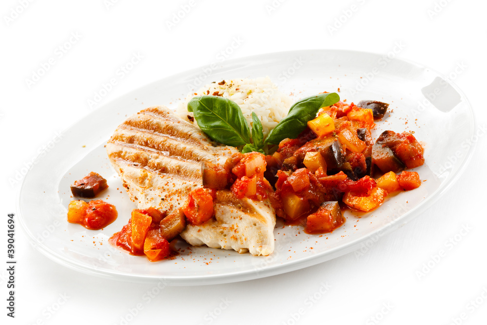 Grilled poultry fillet and vegetables