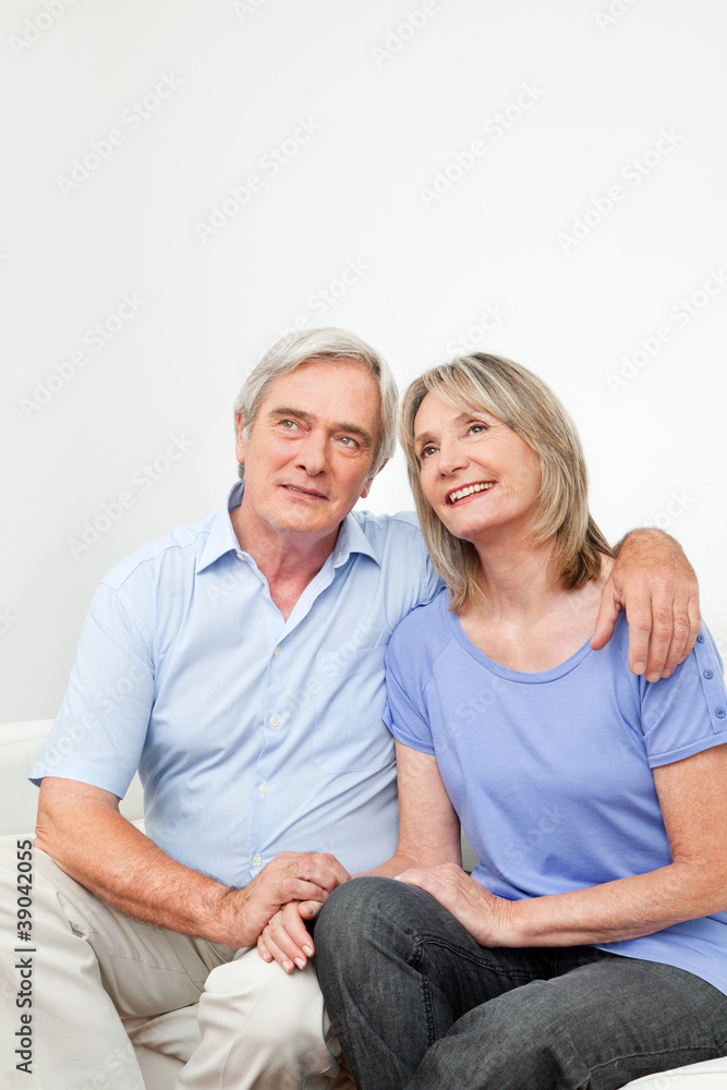Zufriedenes Seniorenpaar auf Sofa Zufriedenes Seniorenpaar auf Sofa