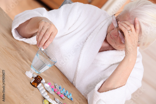 фотографія Elderly woman with various medications