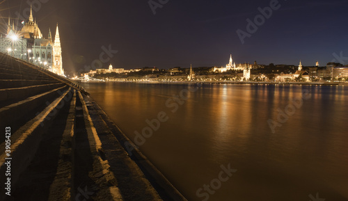 Danube at night, Budapest.... © Fernbach Antal