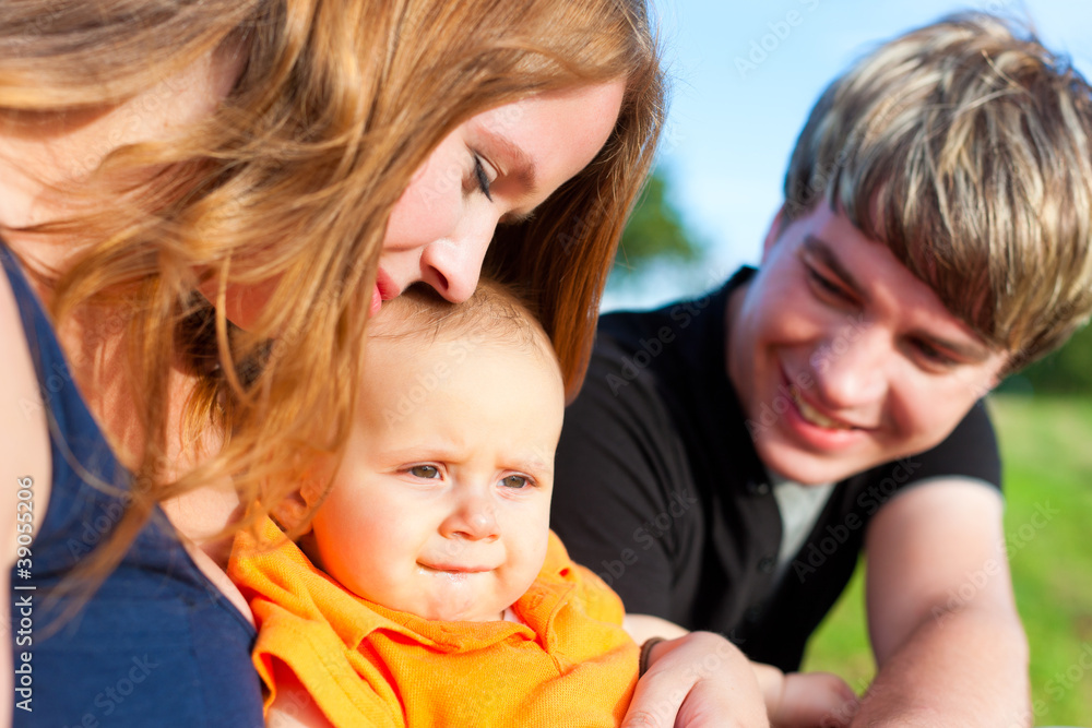 Familienglück im Sommer - Mutter, Vater und Kind Familienglück im Sommer - Mutter, Vater und Kind