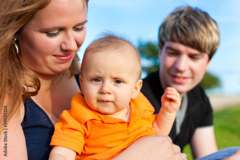 Familienglück im Sommer - Mutter, Vater und Kind Familienglück im Sommer - Mutter, Vater und Kind