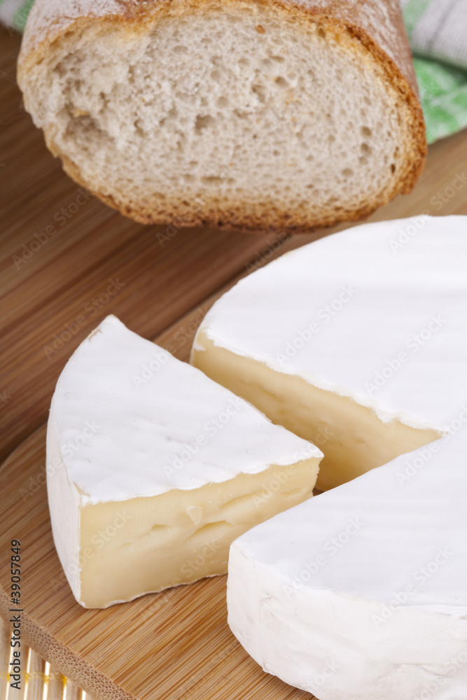 Pyszne śniadanie: ser camembert z bagietką Pyszne śniadanie: ser camembert z bagietką