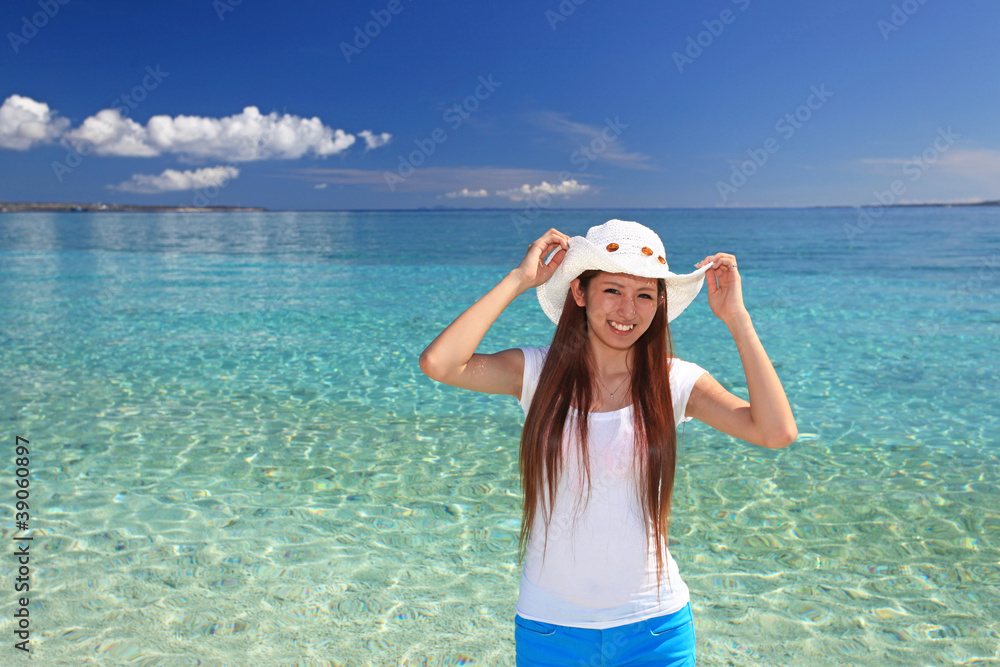 煌めく美しい海と笑顔の女性