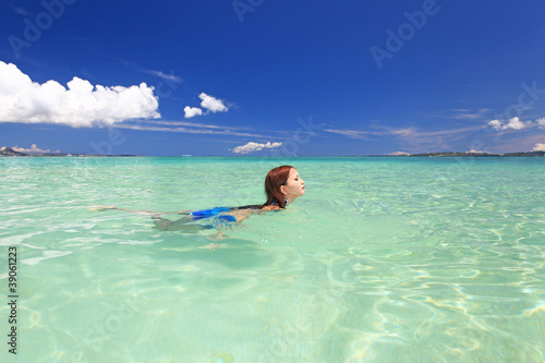 美しい海で海水浴を楽しむ女性