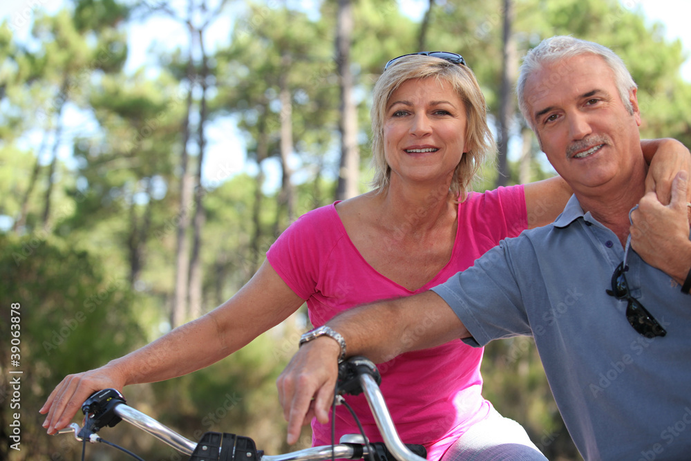 Obraz premium Older couple riding bikes