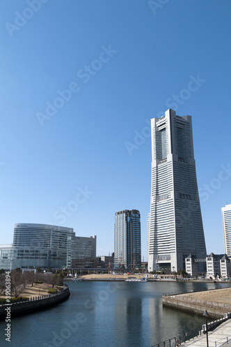 横浜ランドマークタワーと運河