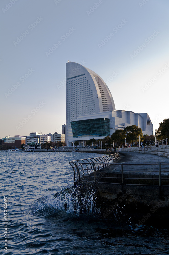 Obraz premium 横浜の海辺の公園とホテル