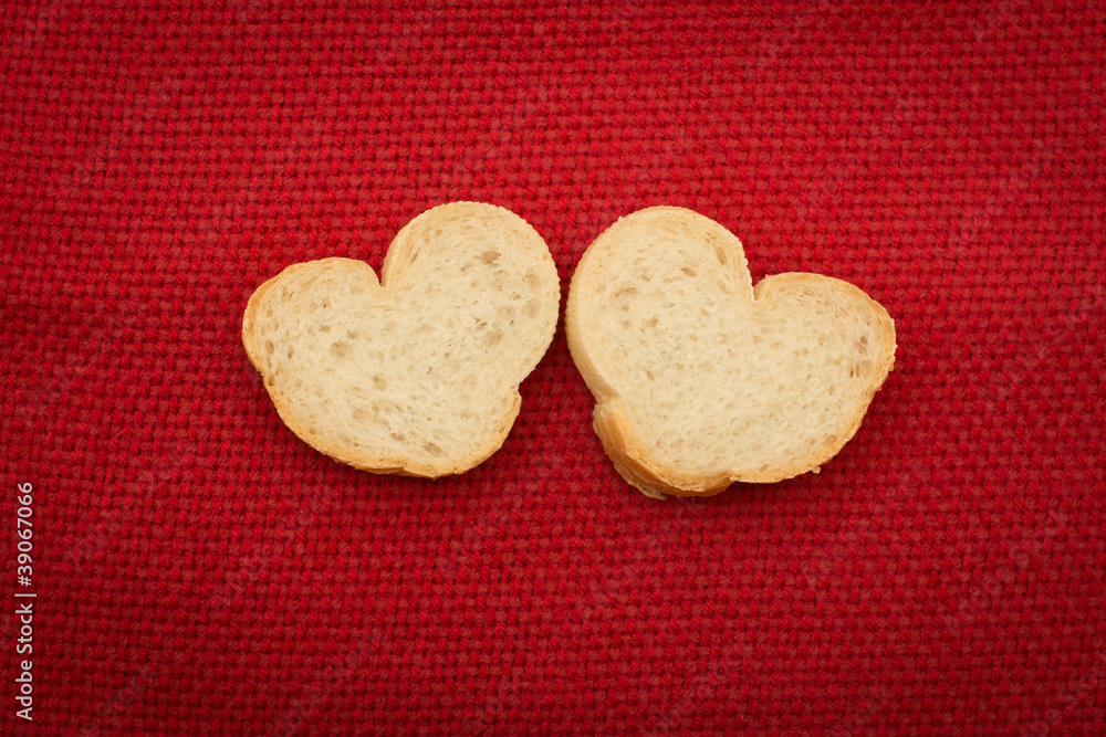 Obraz premium Pieces of bread in the shape of hearts
