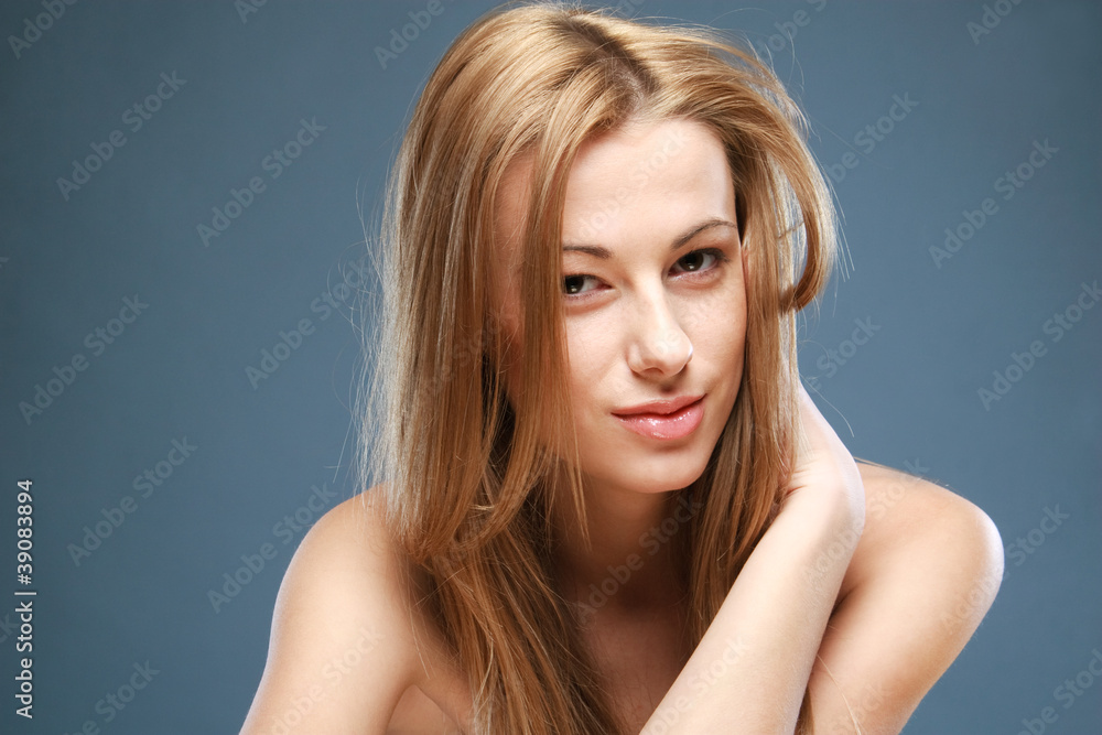 Naklejka premium Close-up portrait of beautiful girl