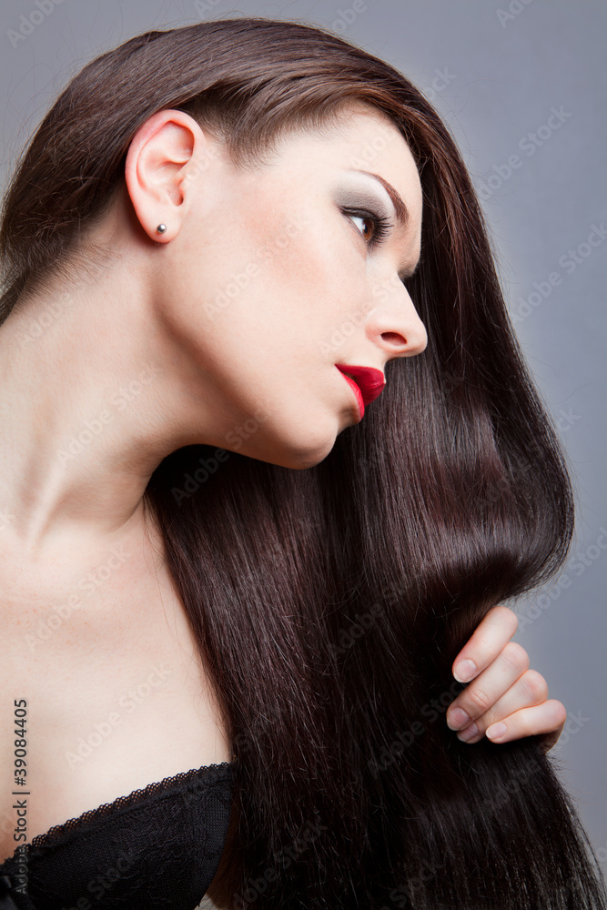 Fototapeta premium Brunette Girl with Healthy Long Hair