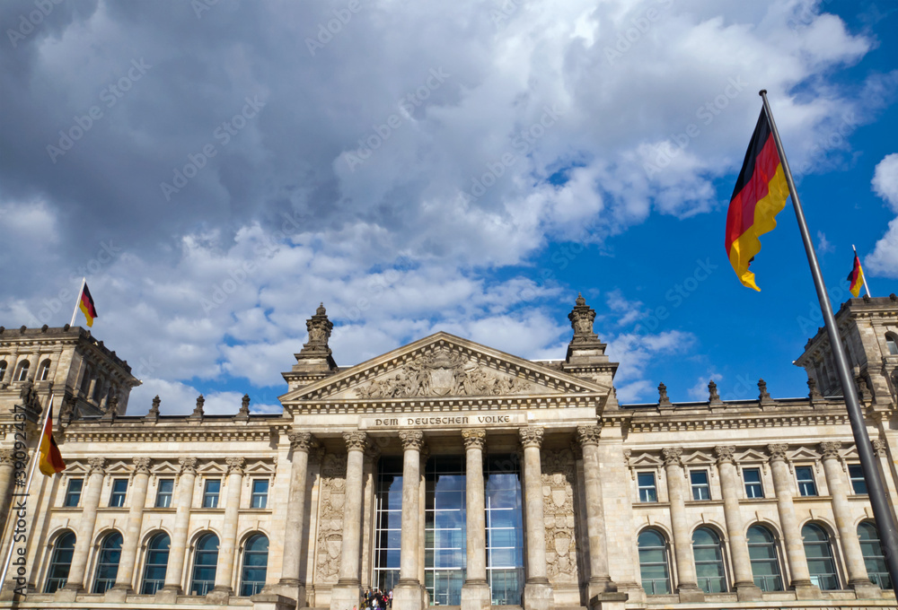 Obraz premium Reichstag with German flags