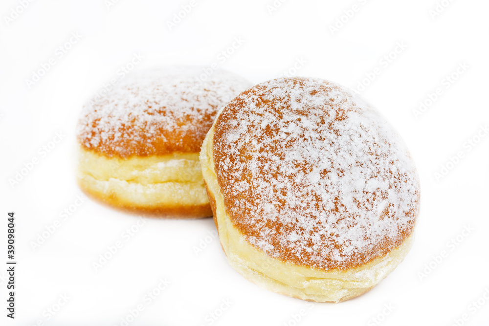 Traditionelle Krapfen auf weißem Hintergrund Traditionelle Krapfen auf weißem Hintergrund