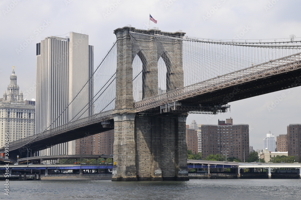 Obraz premium Most Brookliński widziany z East River, Nowy Jork, USA