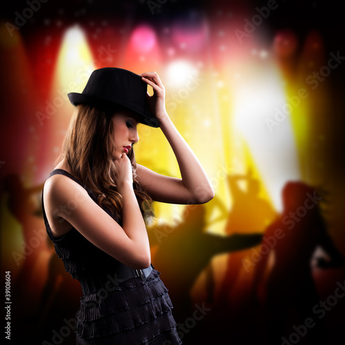 brünette Frau in Partyoutfit mit Hut © fotogestoeber