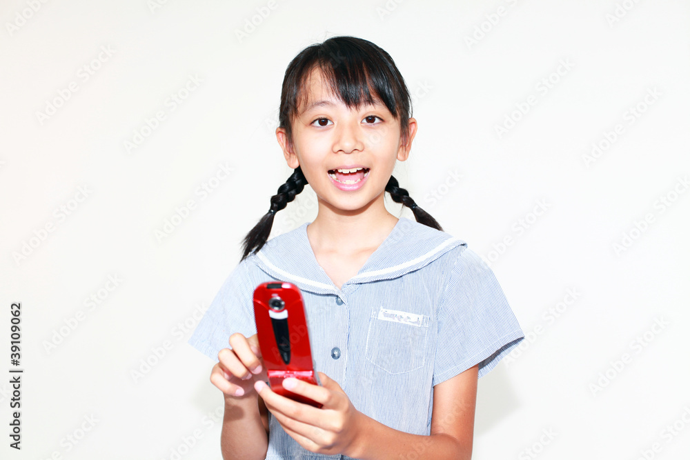 携帯電話を持っている女の子 携帯電話を持っている女の子