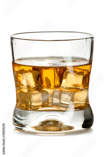 glass of wjiskey with ice