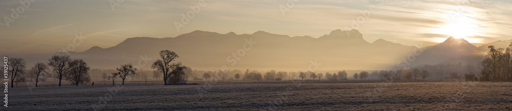 Fototapeta premium morgenidylle in oberbayern, bad feilnbach, mit bersicht