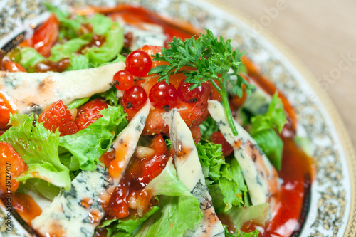 Green salad with gorgonzola and strawberry