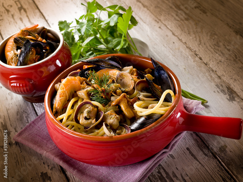 spahetti with seafood and mushrooms- pasta mare e monti