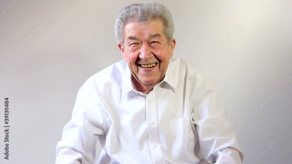 Senior freut sich über Erfolg und hebt die Arme in die Luft