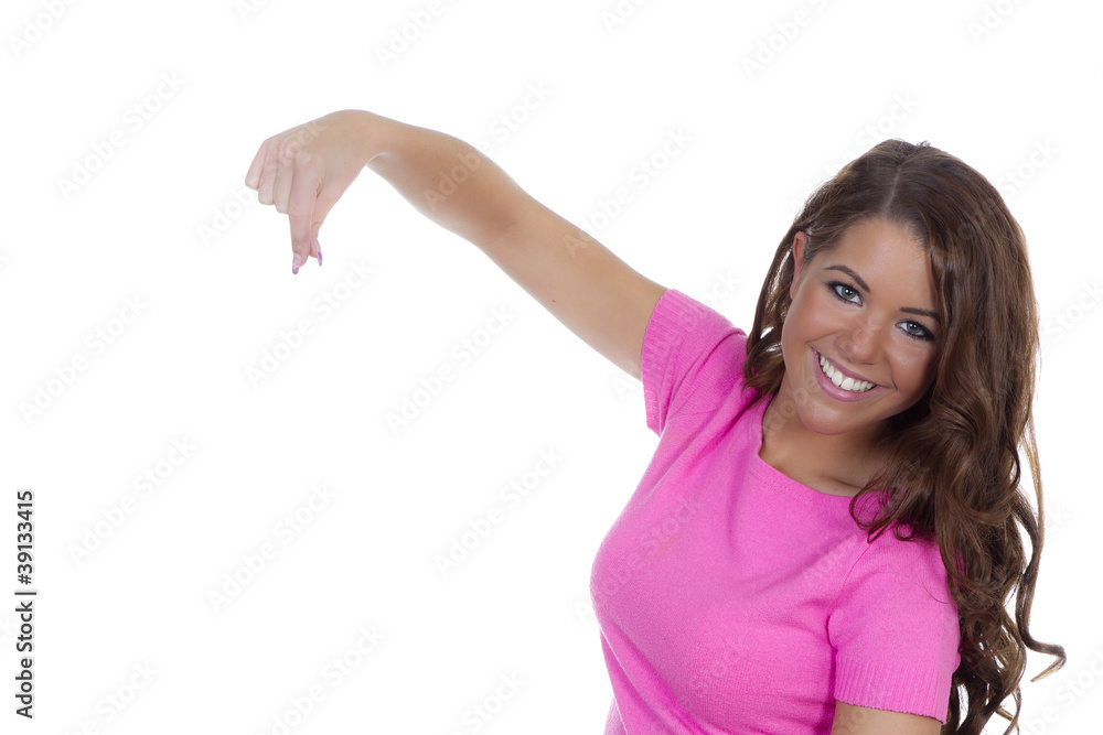 Mädchen hält zwischen Fingern einen virtuellen Gegenstand Mädchen hält zwischen Fingern einen virtuellen Gegenstand