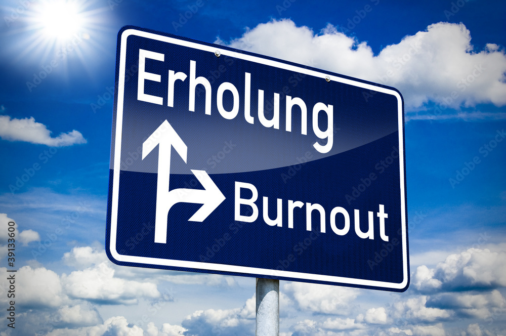 Ortseingangsschild blau mit Erholung und Burnout Ortseingangsschild blau mit Erholung und Burnout
