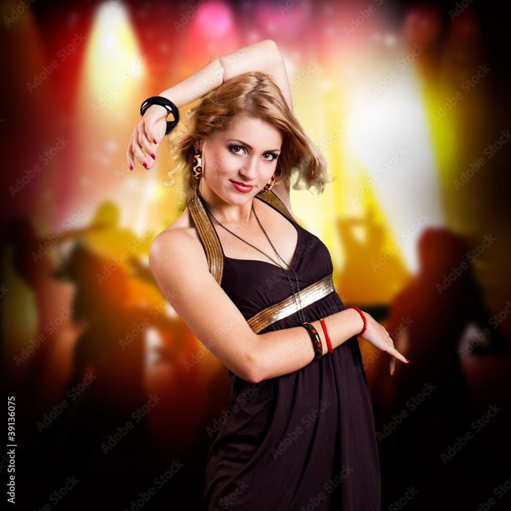 Naklejka premium junge blonde Frau vor Club-Hintergrund