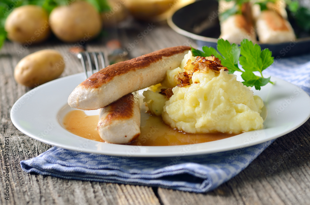 Deftige Wollwürste mit Kartoffelpüree und heller Soße Deftige Wollwürste mit Kartoffelpüree und heller Soße