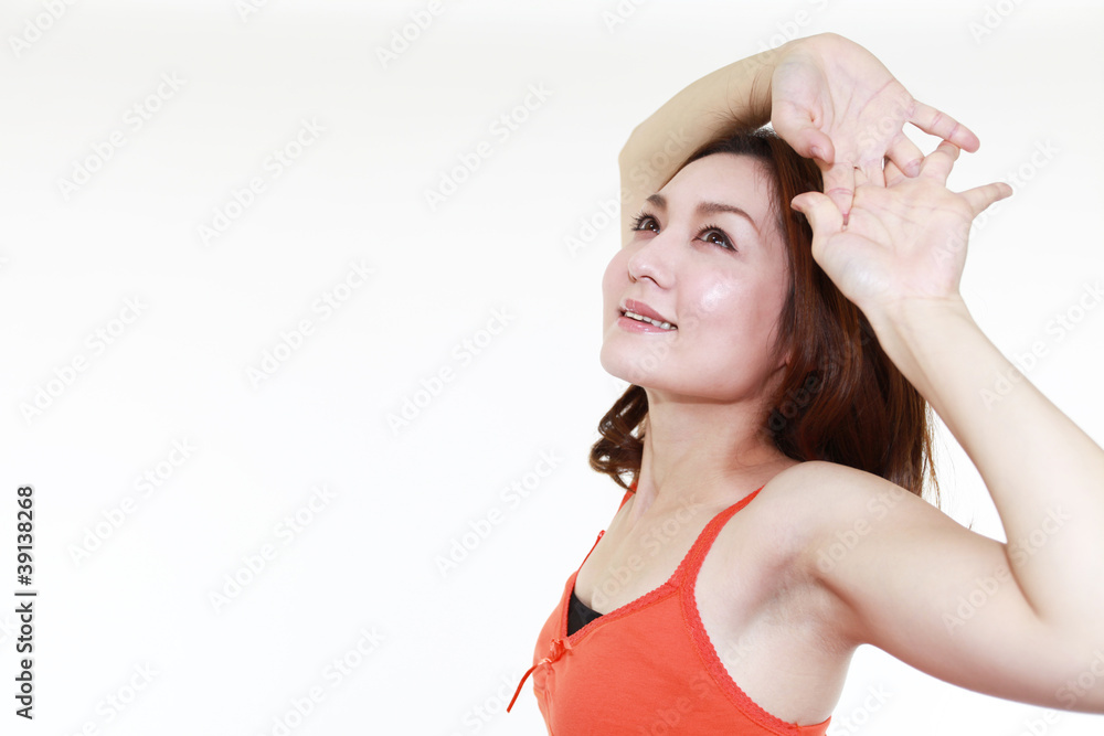 寛ぐ笑顔の女性