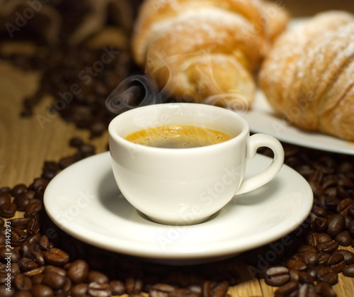 Fototapeta Naklejka Na Ścianę i Meble -  coffee cup with croissant