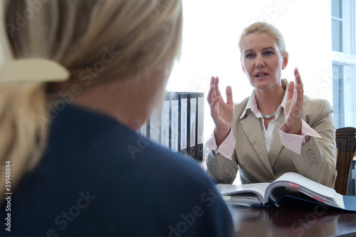 Anwältin berät Klientin