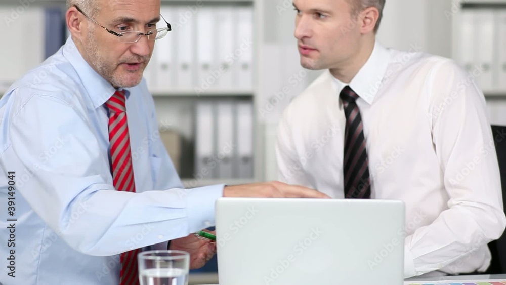 besprechung am laptop