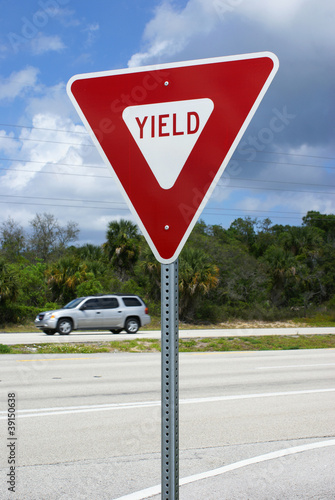Foto American yield road sign on NASA causeway, Florida